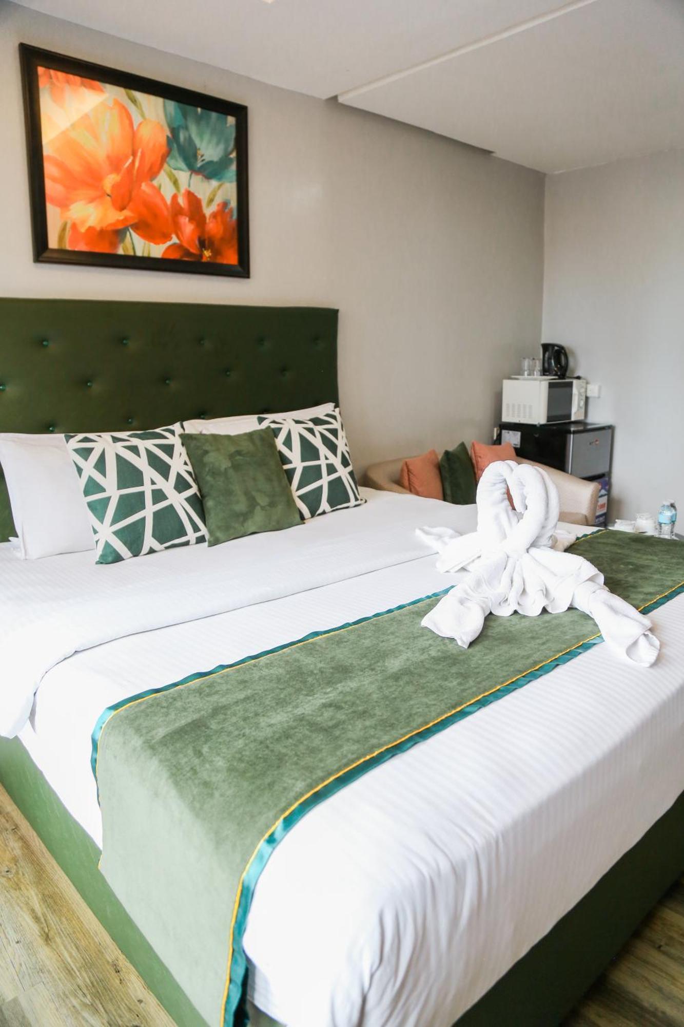 Pacific Bay Grand Suites Манила Экстерьер фото