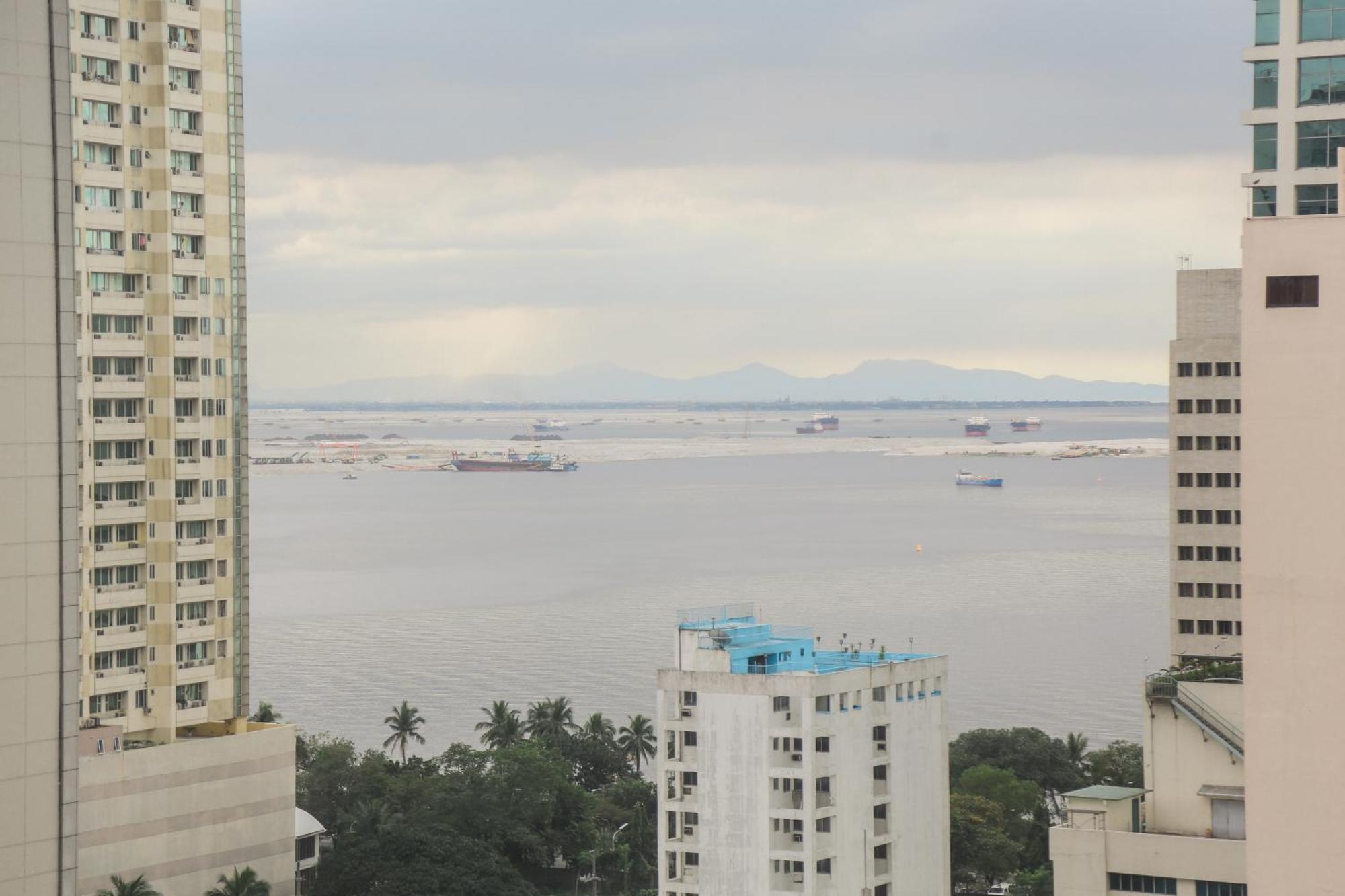 Pacific Bay Grand Suites Манила Экстерьер фото
