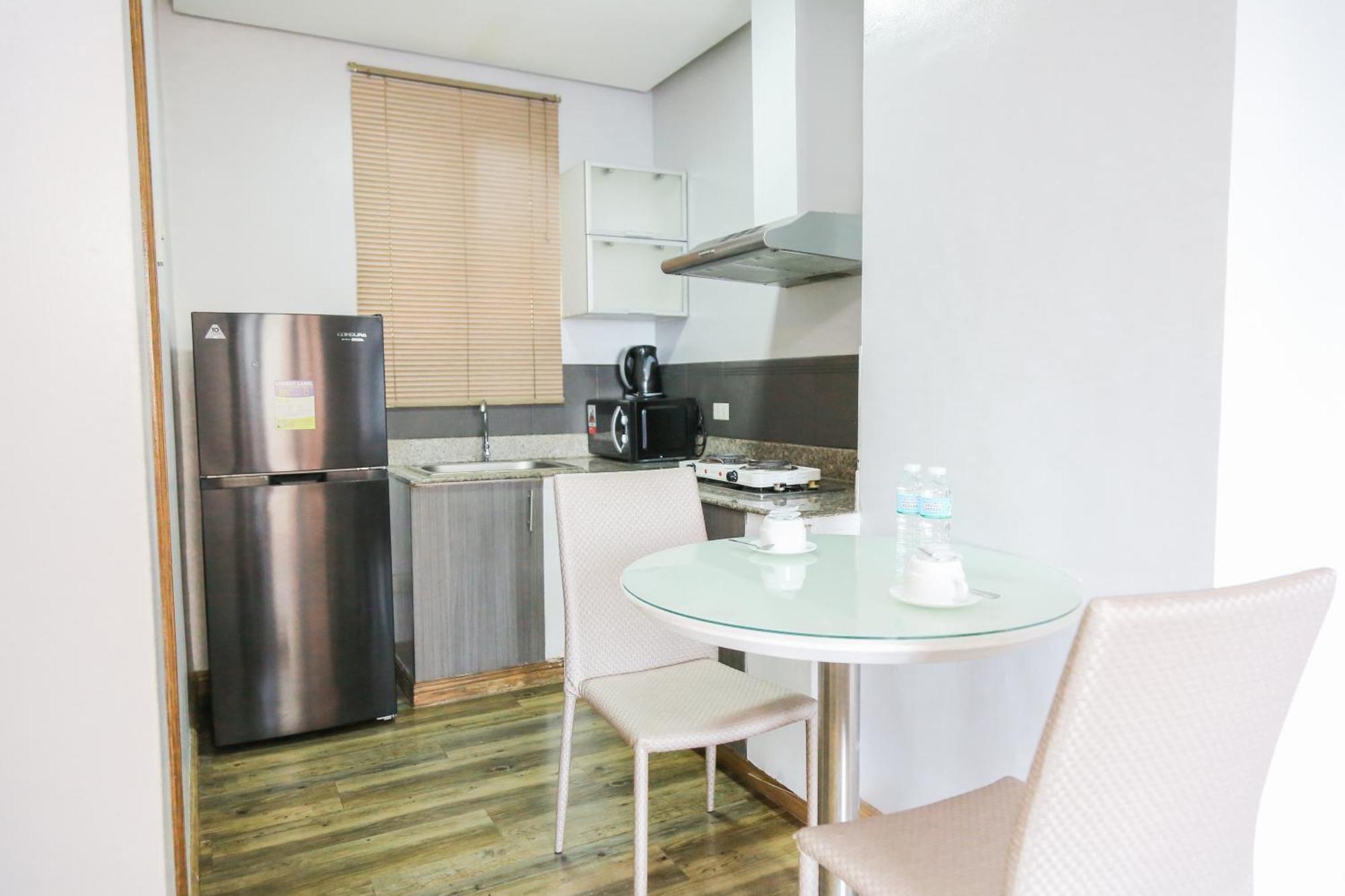 Pacific Bay Grand Suites Манила Экстерьер фото