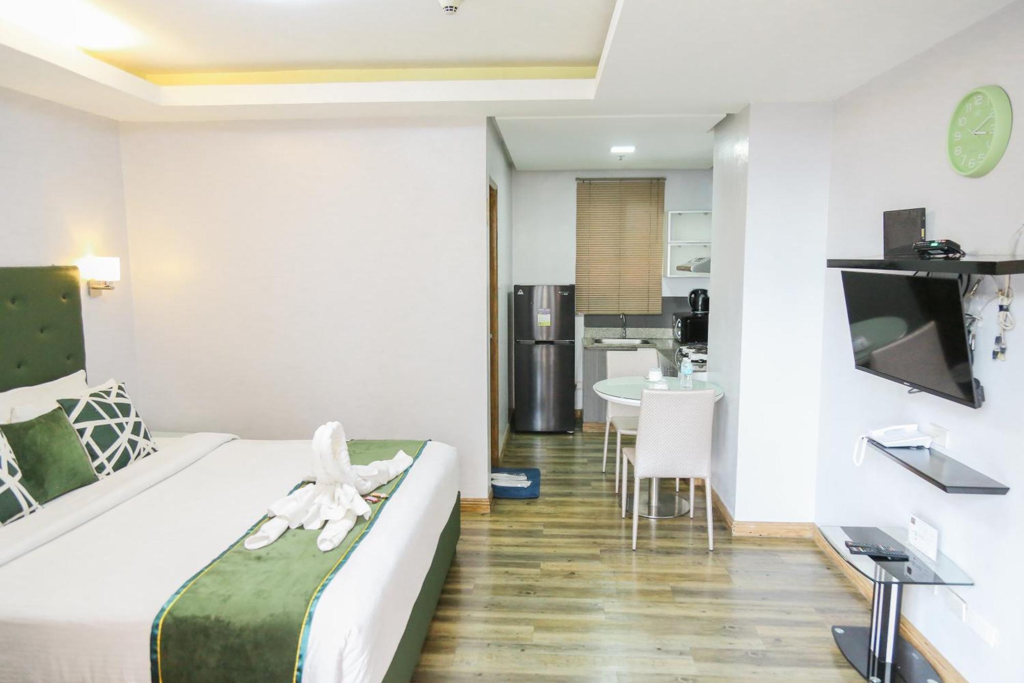 Pacific Bay Grand Suites Манила Экстерьер фото