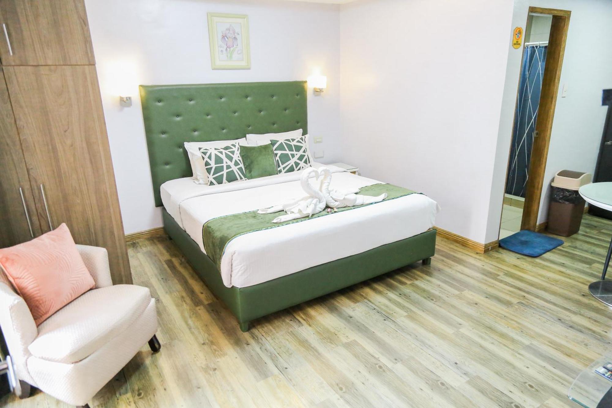 Pacific Bay Grand Suites Манила Экстерьер фото
